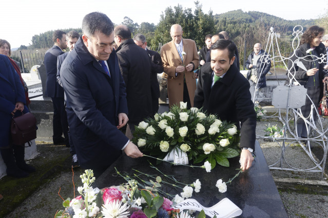 Ferrol recuerda al escritor Gonzalo Torrente Ballester en el día que se cumplen 25 años de su fallecimiento, con una ofrenda floral en el cementerio de Serantes.