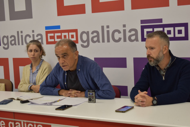 El secretario xeral de CC.OO. Santiago-Barbanza, Joaquín García, en rueda de prensa con trabajadores de la CI Postal.