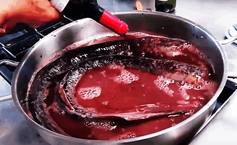 Llega la temporada del más mítico de los manjares de Galicia, la lamprea de Arbo, cocinada en su sangre (vídeo)
