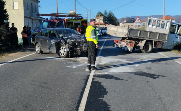 Un herido grave tras una colisión frontolaretal entre un turismo y un camión ligero en Maceda