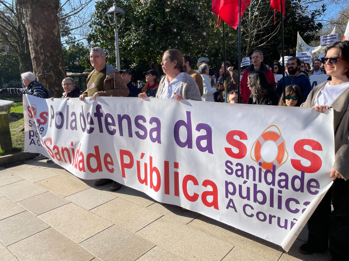 Asistentes de A Coruña en la manifestación de SOS Sanidade Pública en Obradoiro