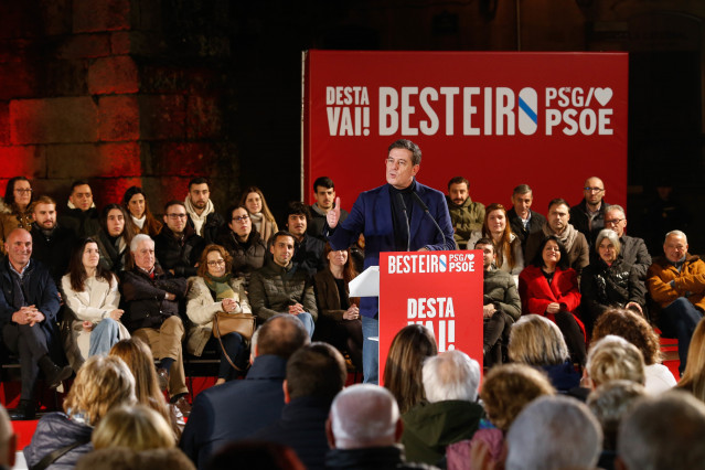 El candidato del Partido de los Socialistas de Galicia (PSdeG) a la Presidencia de la Xunta, José Ramón Gómez Besteiro, interviene durante un mitin previo a la pegada de carteles, a 1 de febrero de 2024, en Lugo, Galicia, (España). José Ramón Gómez Bestei