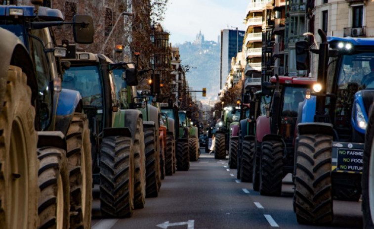 Los agricultores bloquean las principales vías cansados de su situación