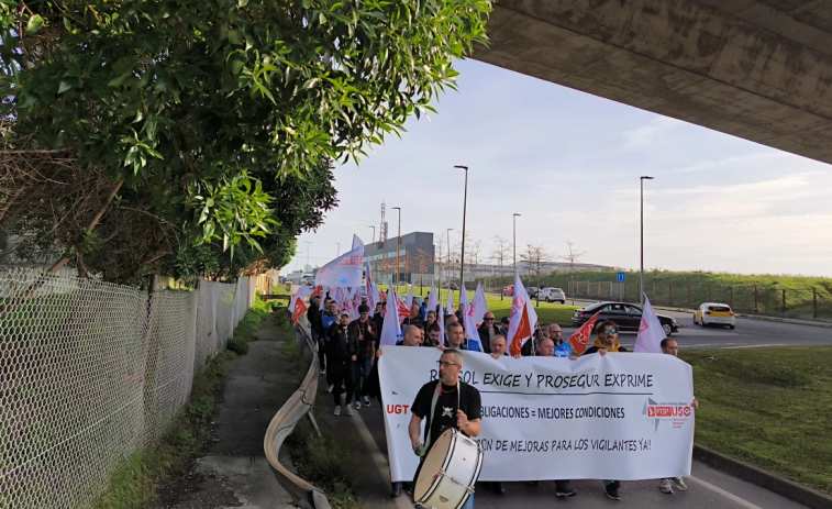 Un mes sin noticias de Repsol ni Prosegur en la refinería de A Coruña, donde los vigilantes volverán a manifestarse