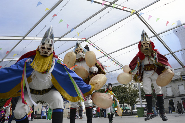Archivo - Varias personas asisten al desfile de charangas en la celebración del Domingo de Piñata, durante la celebración del Entroido de Xinzo de limia, a 26 de febrero de 2023, en Xinzo de Limia, Ourense, Galicia, (España).