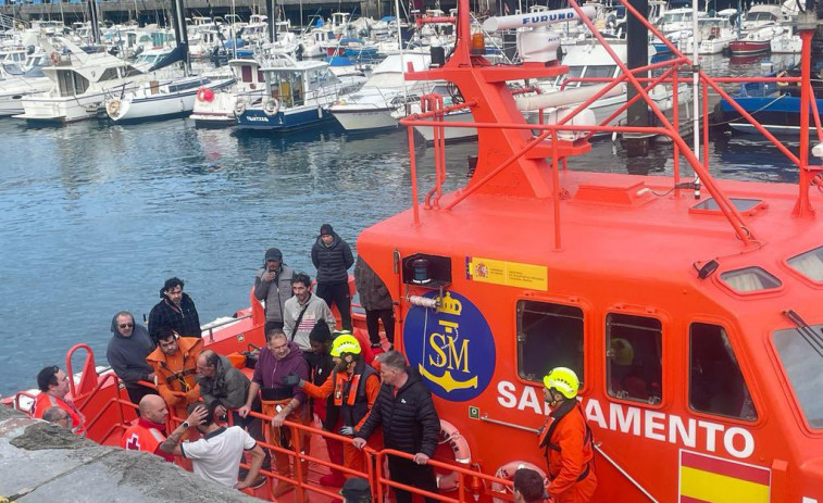 Rescatan a 14 marineros del 'María Reina Madre, barco con base en Burela que sufrió una vía de agua