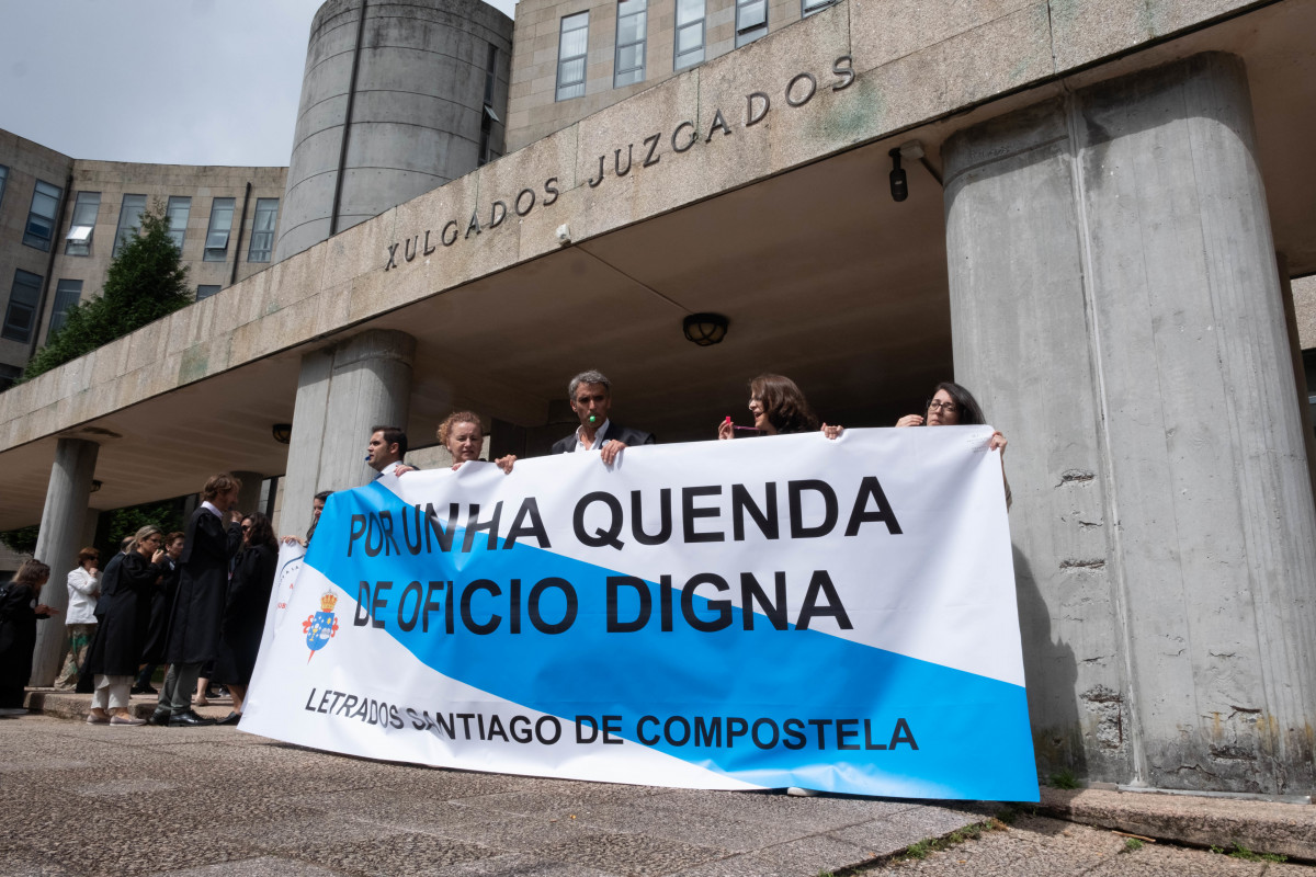 Archivo - Abogados del turno de oficio sujetan una pancarta durante una manifestación, a 12 de julio de 2023, en Santiago de Compostela, A Coruña, Galicia (España). A esta huelga, convocada por el 