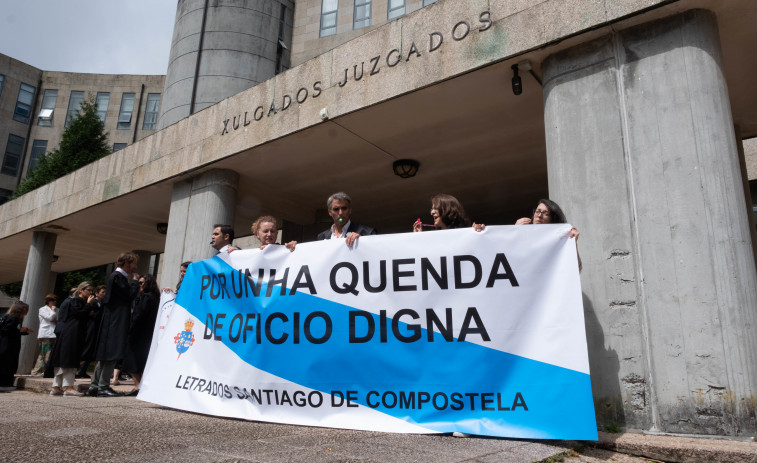Los abogados del turno de oficio enfilan el tercer mes de huelga con una gran protesta el viernes en Santiago