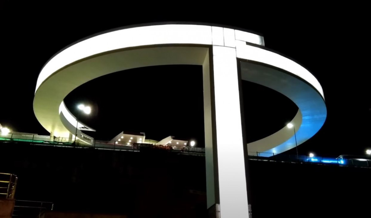 Iluminaciu00f3n del acensor Halo de Vigo en una imagen del canal de youtube dvigo