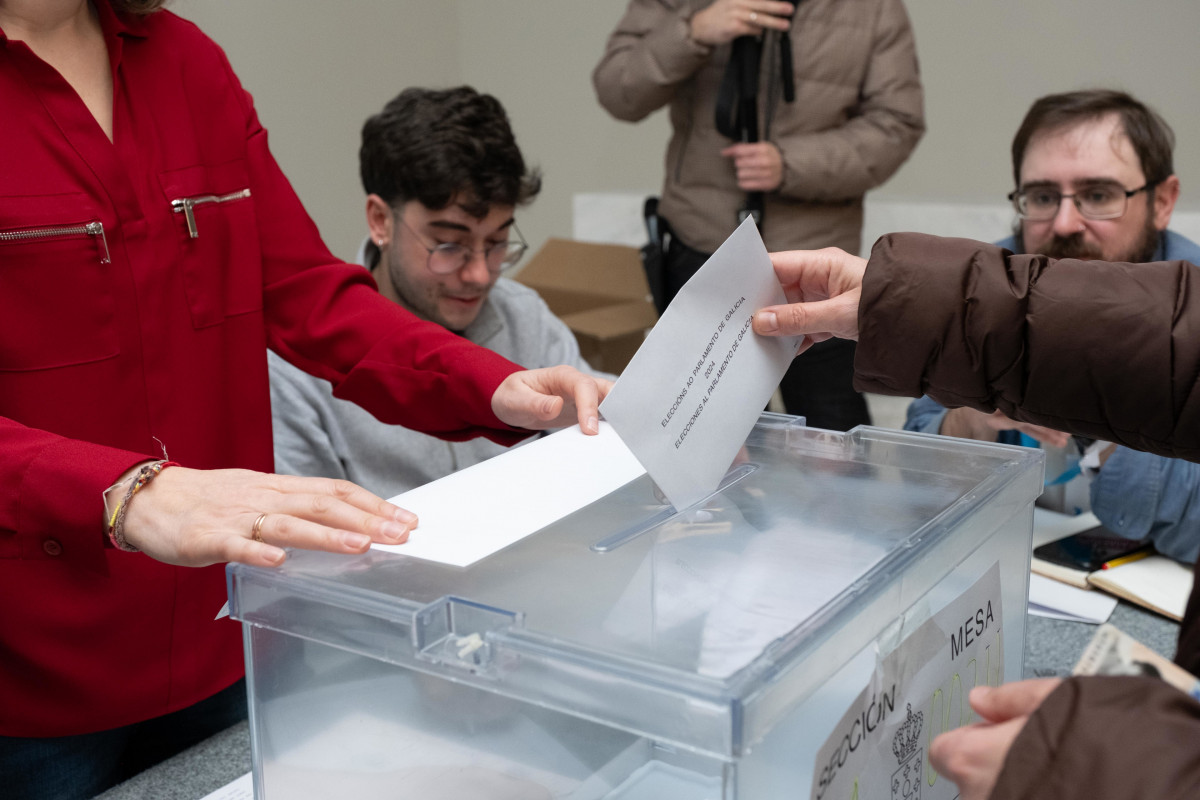 Una persona ejerce su derecho a voto, en el Centro Galego de Arte Contemporáneo (CGAC), a 18 de febrero de 2024, en Santiago de Compostela, A Coruña, Galicia.