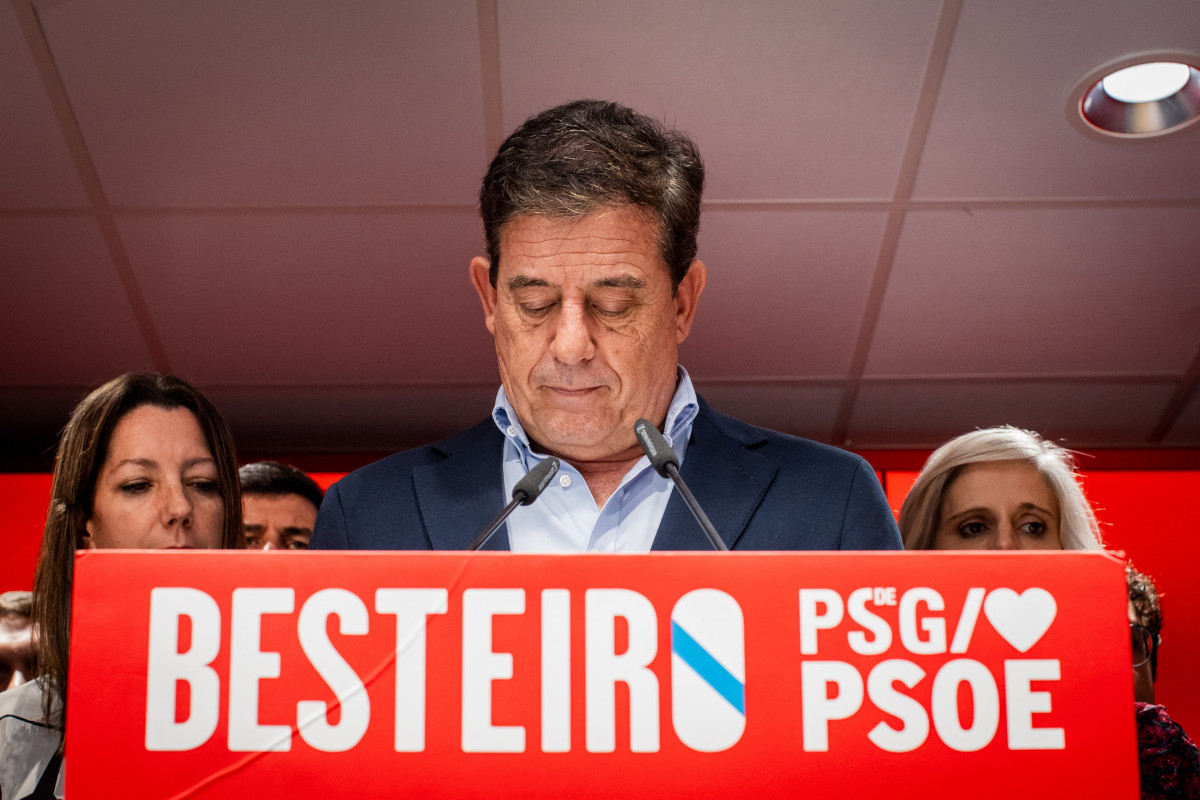 El candidato del PSdeG a la Presidencia de la Xunta, José Ramón Besteiro, comparece durante el seguimiento de la jornada electoral de los comicios autonómicos de Galicia, en la sede del PSdeG, a 18