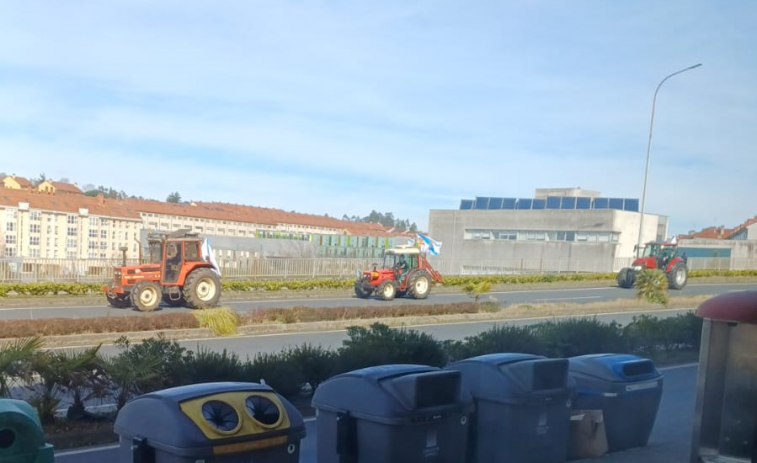Comienza la tractorada con una hilera de vehículos agrícolas dirección a la Xunta de Galicia