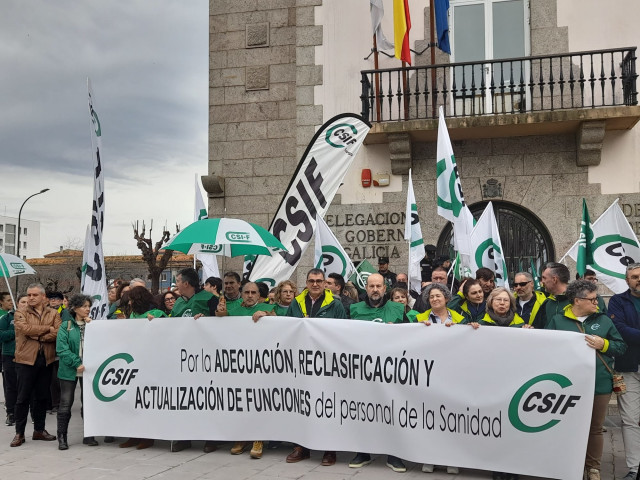 Medio centenar de trabajadores sanitarios se movilizan ante la Delegación del Gobierno de A Coruña para demandar la actualización de funciones de las categorías