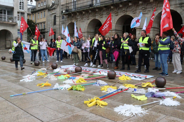 Archivo - Concentración de fregonas 'caídas' en la huelga de limpieza en Lugo para urgir a la patronal un convenio 