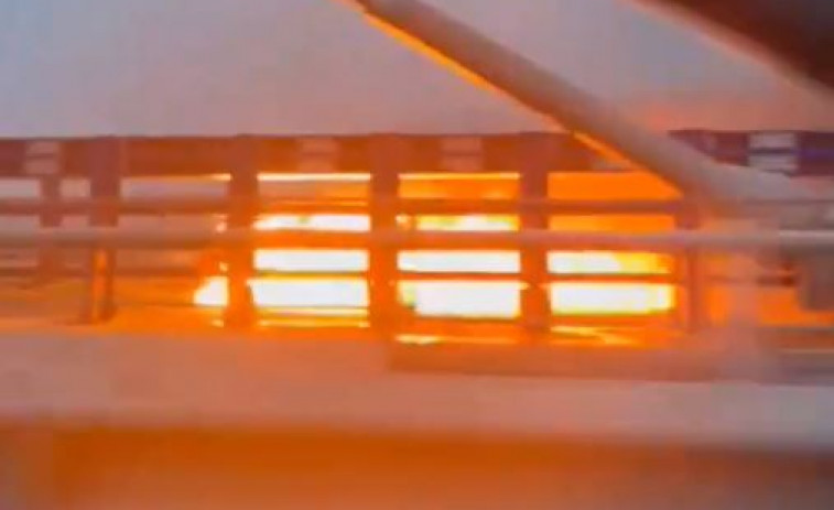 Un coche arde en el Puente de Rande provocando atascos dirección Vigo (vídeo)