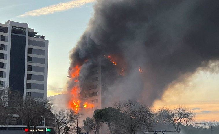 Los bomberos todavía tratan de evitar que se reavive el incendio en el bloque de pisos de Valencia