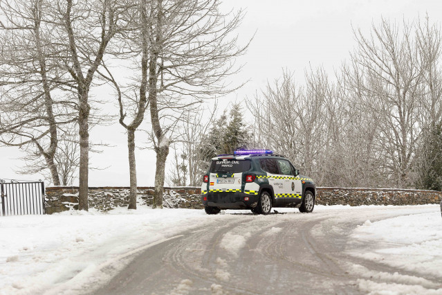 Un vehículo de la Guardia Civil en un camino nevado, a 23 de febrero de 2024, en Pedrafita do Cebreiro, Lugo, Galicia (España).