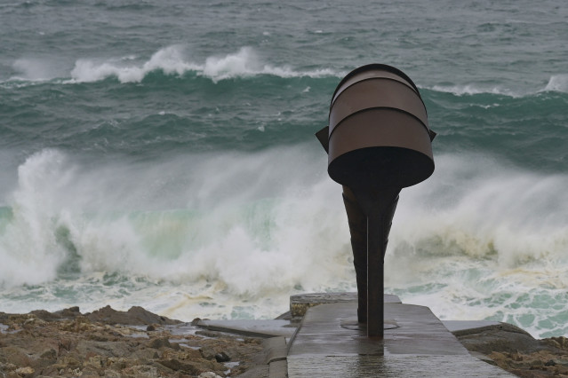 Olas durante el frente meteorológico, a 23 de febrero de 2024, en A Coruña, Galicia (España). La Agencia Estatal de Meteorología (Aemet) decretó un aviso naranja por temporal costero en el litoral gallego que ya está activo.