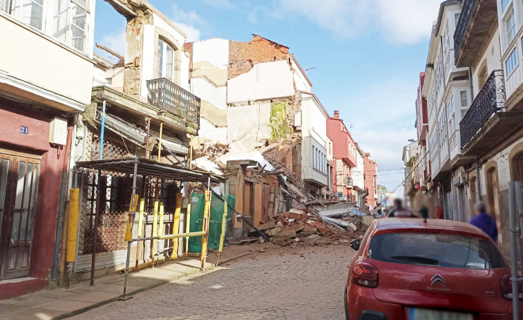 Se derrumba por sorpresa una vivienda y corta toda una calle en el barrio de Esteiro, Ferrol