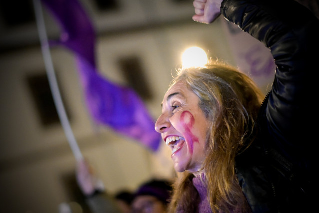Archivo - Una mujer durante una manifestación convocada por Plataforma Feminista Galega y Marcha Mundial das Mulleres, por el 8M, Día Internacional de la Mujer, a 8 de marzo de marzo de 2023, en A Coruña