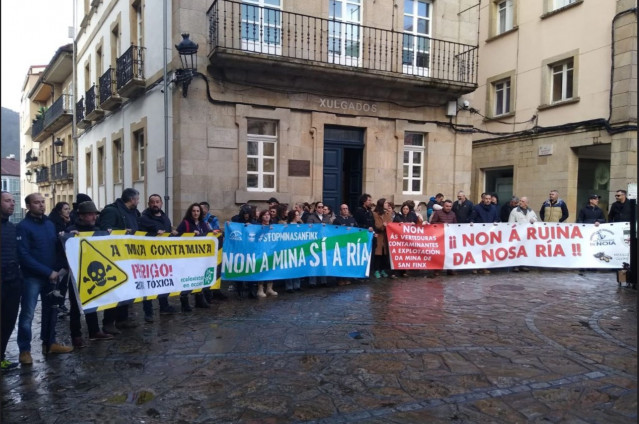 Protesta ante los juzgados de Noia en contra de la mina de San Finx