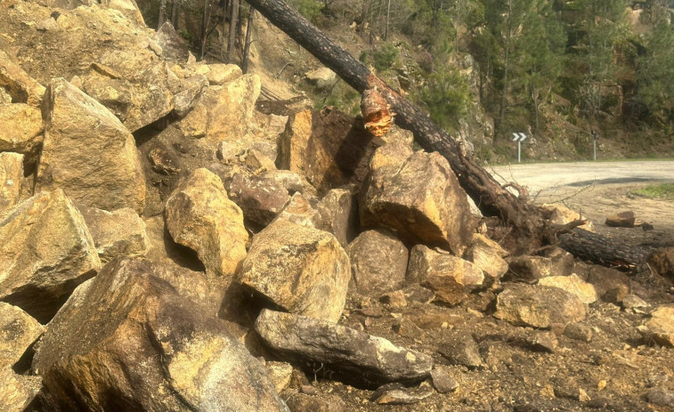 Cortada la LU-P-4103 en Ribas de Sil tras un derrumbe de tierra sobre la vía