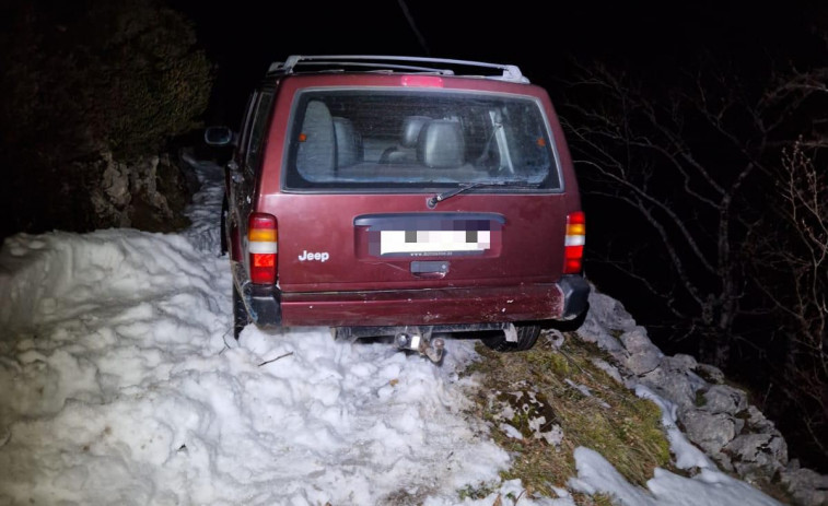 Rescatado un matrimonio de Vigo atrapado por la nieve en una pista forestal de Cantabria