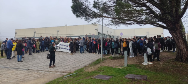 Profesores, familias y alumnos protestan frente al IES O Milladoiro, en Ames (A Coruña), por los 