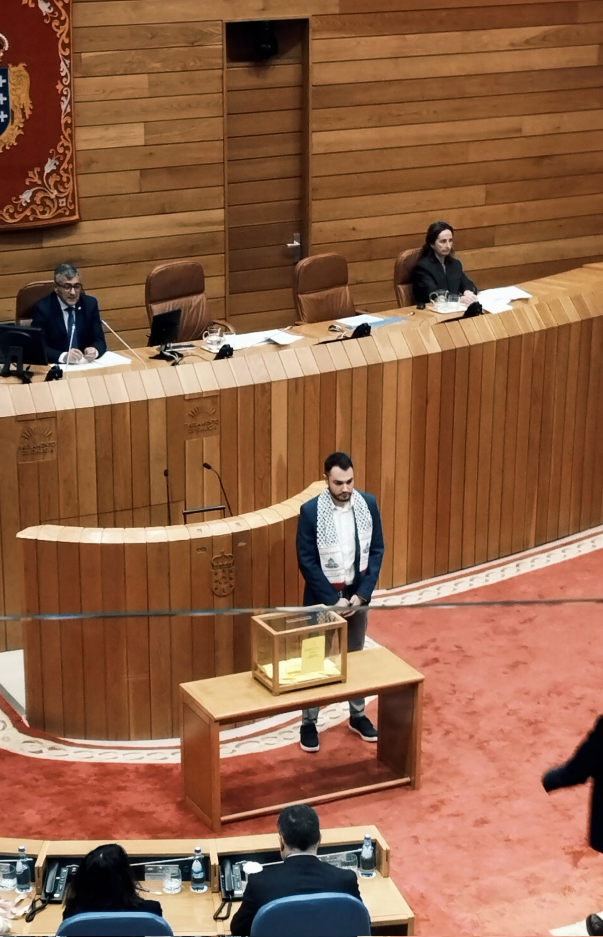 Uno de los parlamentarios del BNG con una bufanda palestina en el Parlamento de Galicia