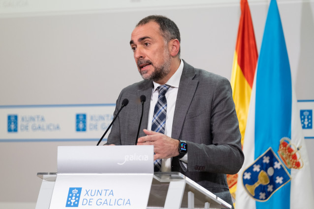 Archivo - El conselleiro de Sanidade, Julio García Comesaña, en la rueda de prensa posterior a la Consello presidido por Alfonso Rueda