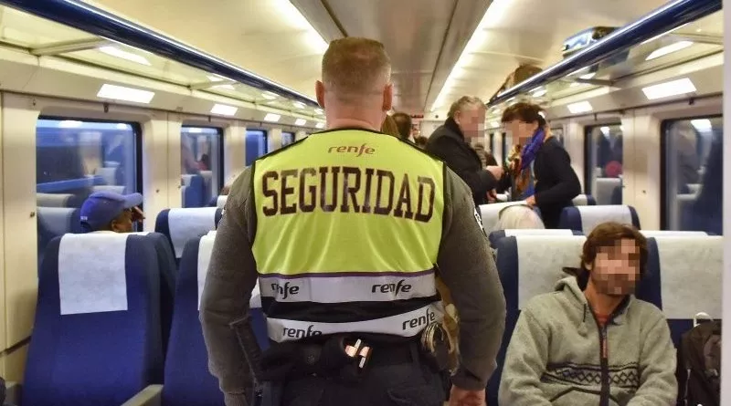 Vigilante de seguridad abordo de un tren de Renfe en una foto de FSTP US
