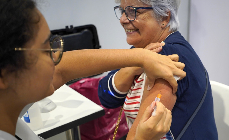 Los gallegos mayores de 60 años se vacunan más contra la covid que la media española
