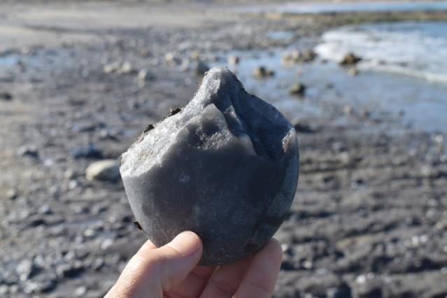 Útil del Paleolítico descubierto en la turbera de la playa de Arealonga (Lugo).