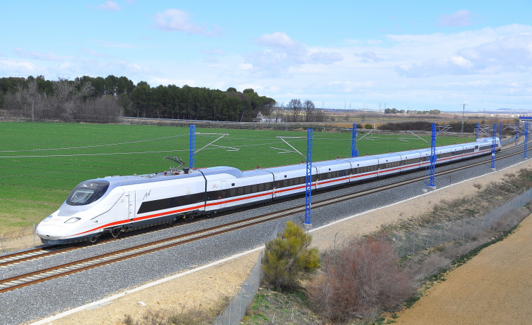 Calcinada parte de la sala de equipos eléctricos de la estación de tren de Tui