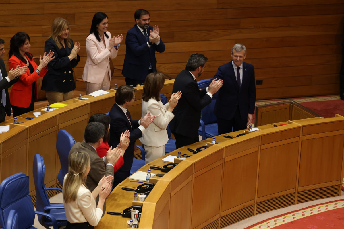 El grupo del PP aplaudiendo a su candidato en la investidura en una foto del Parlamento de Galicia