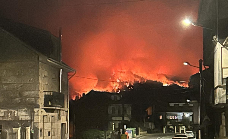 Primer gran incendio del año en Galicia: las llamas consumen 50 hectáreas en Angudes, Crecente (vídeo)