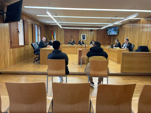 Los dos hombres acusados de un presunto de delito de violación en la localidad de Viveiro en 2021, durante su comparecencia este martes en la Audiencia Provincial de Lugo. En Lugo, a 16 de abril de 2024.