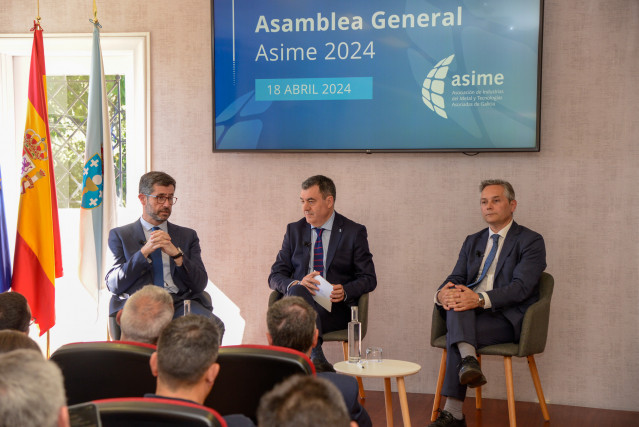 El presidente de Asime, Justo Sierra; el conselleiro Román Rodríguez; y el secretario general de Asime, Enrique Mallón, en la clausura de la asamblea anual de la organización, a 18 de abril de 2024.
