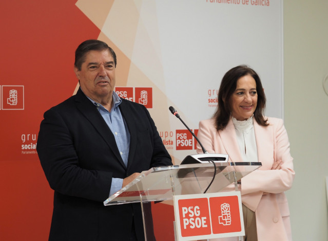 El portavoz de Universidade del Grupo Socialista, Julio Abalde, y la diputada socialista en el Congreso Obdulia Taboadela en rueda de prensa