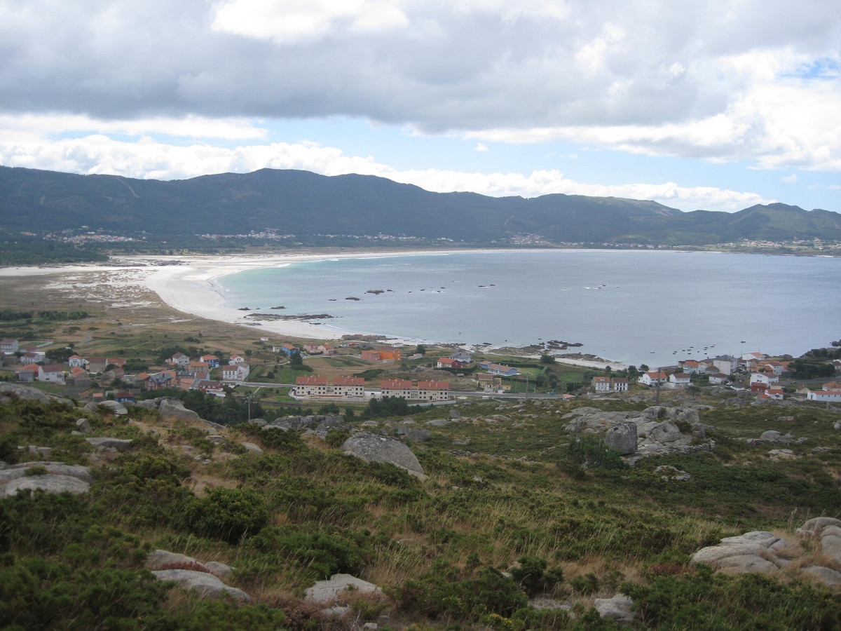 Playa de Carnota en una foto de Juan publicada en Wikimedia bajo GNU Free Documentation License, Version 1.2