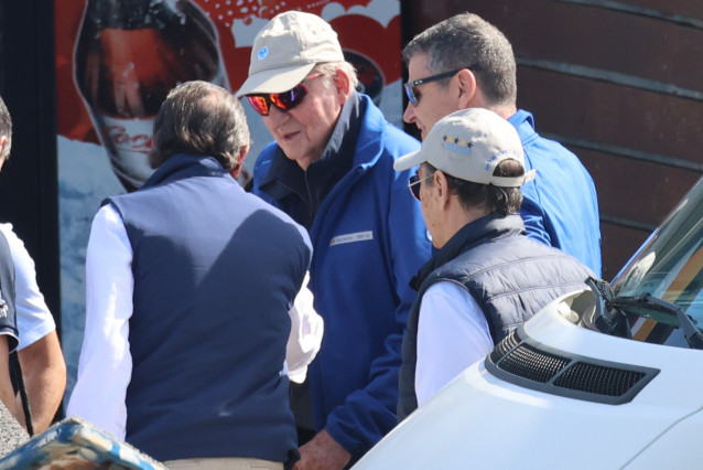 El Rey Juan Carlos su llegada al puerto deportivo, a 20 de abril de 2024, en Sanxenxo (Epaña).