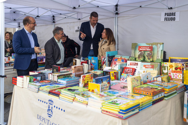 O presidente provincial, Luis Menor, y el conselleiro de Cultura, José López, visitan la Feria del Libro de Ourense