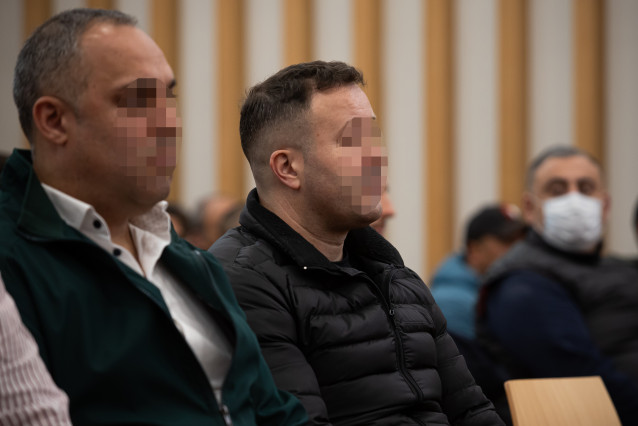 El acusado Juan Carlos Santórum (d) en el banquillo de la Audiencia de Pontevedra, en Vigo, en el juicio contra él y otros 27 acusados por el alijo de 3,8 toneladas de cocaína del MV Karar.