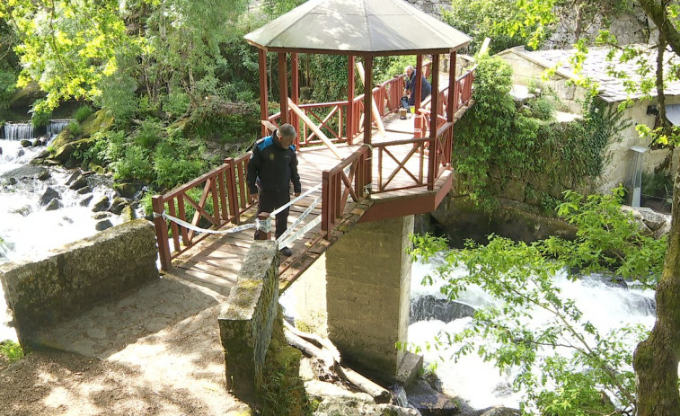 Clausuran un puente sobre el río Arenteiro tras ceder una barandilla y precipitarse al suelo dos personas