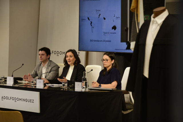 El CEO de la empresa, Antonio Puente, y la presidenta ejecutiva de la compañía, Adriana Domínguez, presentan en rueda de prensa los resultados anuales de la firma ourensana