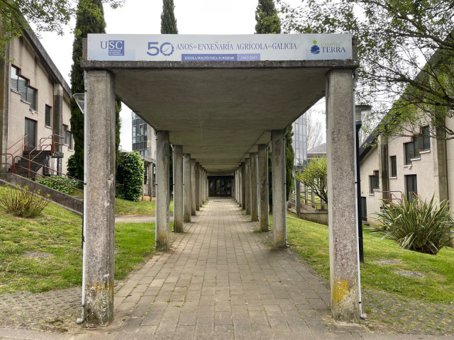 Imagen del acceso a las instalaciones de la Escuela Politécnica Superior de Ingeniería del Campus Terra de Lugo, base de operaciones de la Unidad de Gestión Ambiental y Forestal Sostenible (Uxafores), que estudia los suelos contamiandos de Galicia.