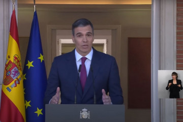 Pedro Sánchez anunciando que seguirá como presidente del Gobierno
