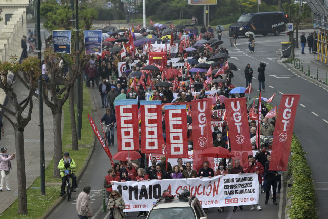Archivo - Centenares de personas marchan, durante la manifestación por el Día Internacional de los Trabajadores o Primero de Mayo, desde la Delegación del Gobierno, a 1 de mayo de 2022, en A Coruña, Galicia (España). Bajo el lema 'La solución: subir salar