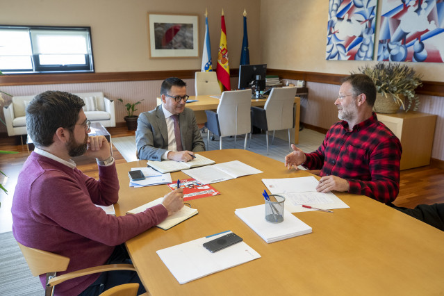 El conselleiro de Emprego, Comercio e Emigración, José González, se reúne con el secretario xeral de la Confederación Intersindical Galega (CIG), Paulo Carril