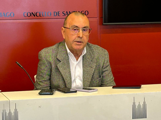 El concejal de Economía, Facenda e Contratación del Ayuntamiento de Santiago, Manuel César Vila, en rueda de prensa.